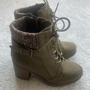 NWT  Lace up booties